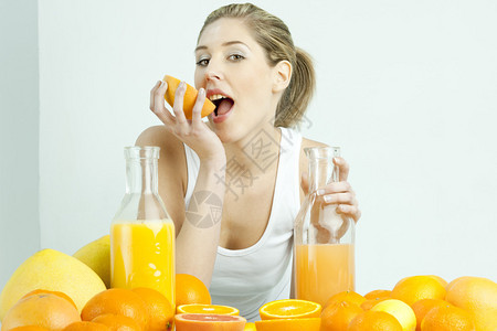以柑橘水果和橙汁制作的图片