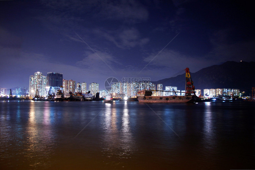 香港口在黄昏时有行驶船只显示图片