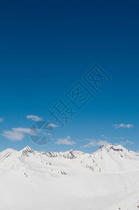 冬天雪下的高山图片