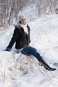 享受冬天散步的女孩的形象图片