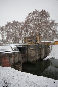 冬日风景的老水坝图片