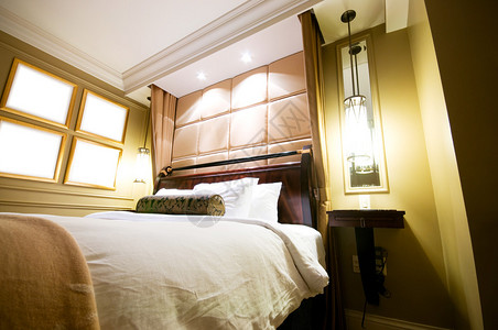 现代室内房间的双人床图片