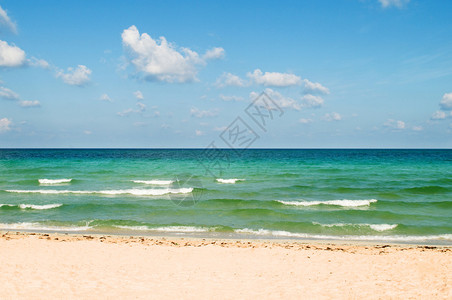 夏日阳光明媚的沙滩图片