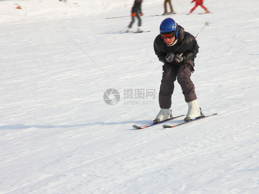 滑雪车在冬季装备下迅图片