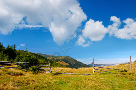 多云的天空中山的夏日风景图片