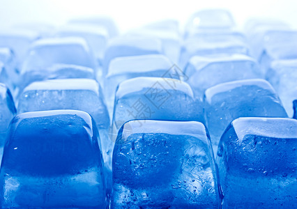 熔化的冰块是蓝色的图片