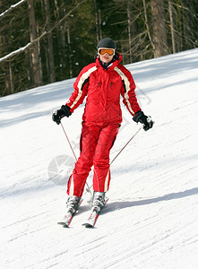 斜坡上的女滑雪者图片