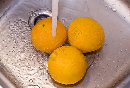 水射流下的三个橙子图片