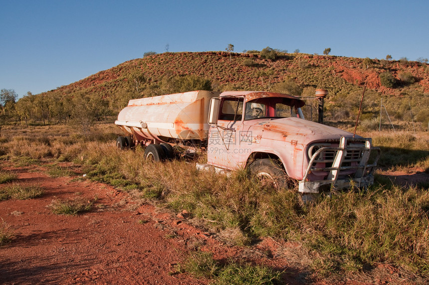 在澳大利亚内陆北部领土的失事卡车图片