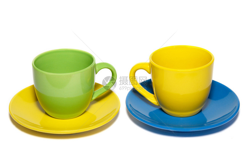 用白色隔开的彩色茶杯和茶托图片