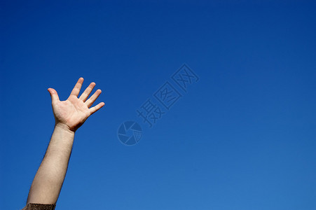 人的手和蓝天作为背景背景图片
