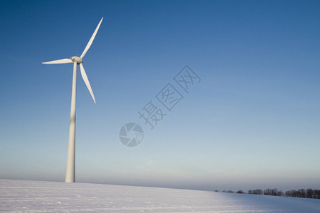 冬天蓝上的风车替代能源图片