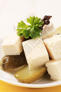 腌制羊乳酪和泡菜块图片