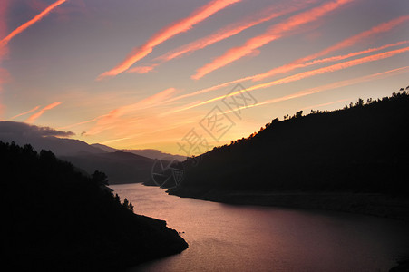日落时山中的河流图片