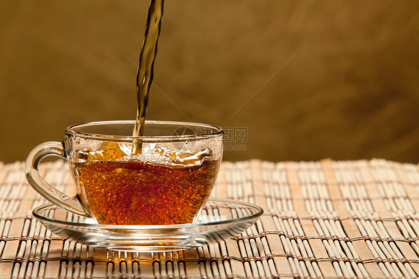茶杯在桌上图片