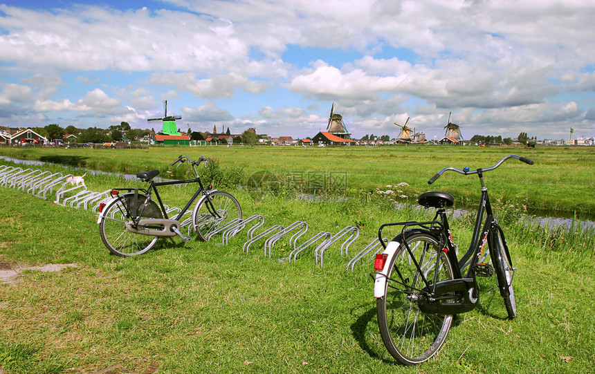 荷兰阿姆斯特丹附近著名的ZaanseSchans村的绿田图片