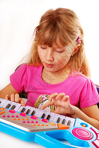 学弹钢琴键盘的小女孩图片