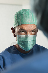 一名男外科医生在工作时图片