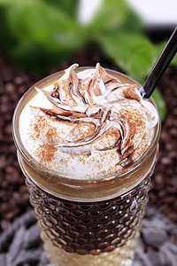 利口酒咖啡配生奶油和巧克力酱图片