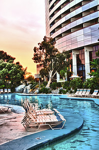 在豪华酒店的泳池日落使用人类发图片