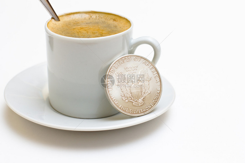 一杯咖啡和一枚银元硬币图片