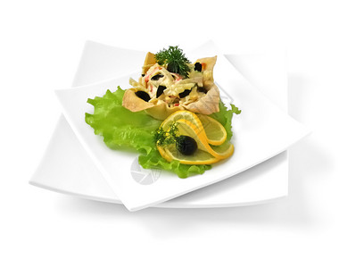 沙拉配蟹肉鸡蛋橄榄蛋黄酱放在一个图片