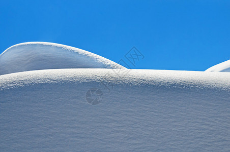 冬天雪下的高山图片