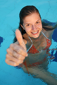 游泳池里的女人大拇图片