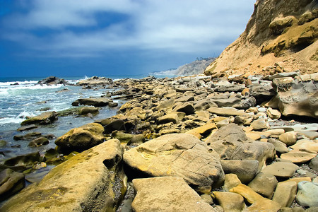 大洋水域沿岸的岩石和冲图片