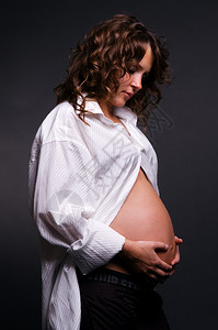 孕妇看着她的肚子2图片