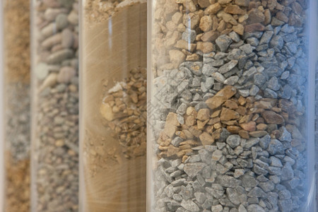 岩石和沙子的圆形玻璃柱图片