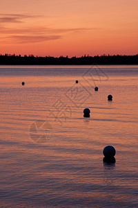 湖面上温暖的夕阳图片