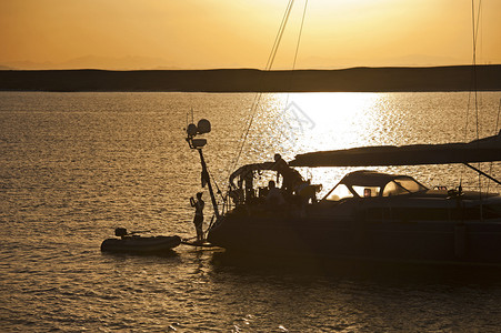 私人帆船游艇在日落时图片