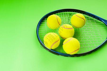 与球和拍的网球概念背景图片