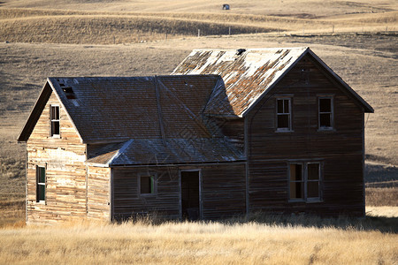 草原上的旧农舍图片