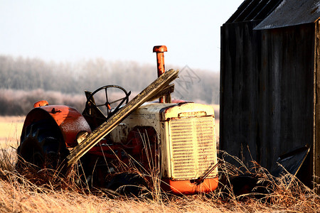 旧粮仓废弃的拖拉机图片