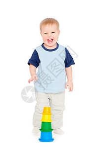 白色背景下快乐的小男孩的肖像图片