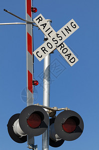 蓝天下的铁路交叉口背景图片