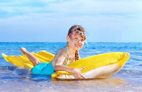 儿童在充气沙滩床垫上游泳图片