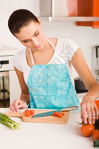 在厨房切菜的女人图片