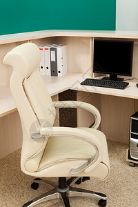 现代办公室中的白色皮革扶手椅图片