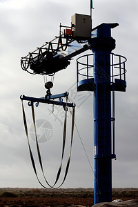 蓝色商业码头升降机的剪影视图图片