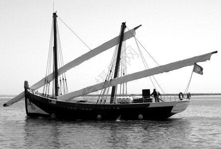 葡萄牙渔船在黑色和白色的海上图片