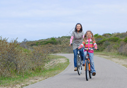 母亲和孩子的母亲在自行车上周图片