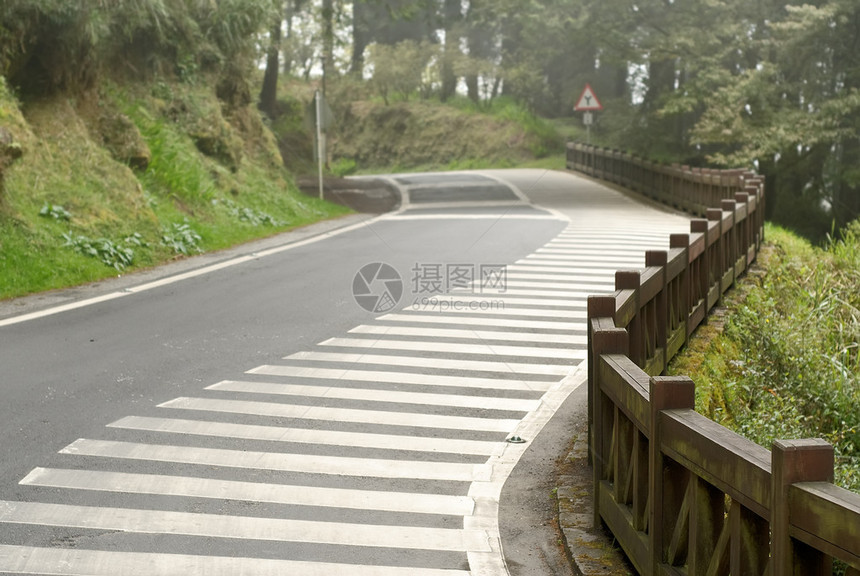 亚洲Alishan风景区林中喷雾的公路上图片