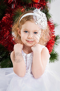 亲爱的小女孩在圣诞树下许图片