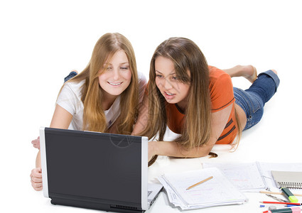 两个快乐的年轻女学生工作在电脑上图片