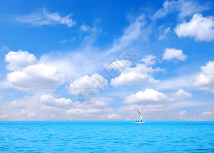 游艇在蔚蓝的大海中航行图片