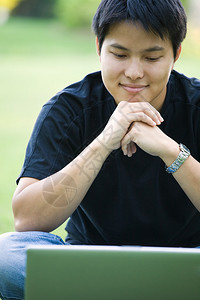 一个亚裔大学生在户外笔记图片