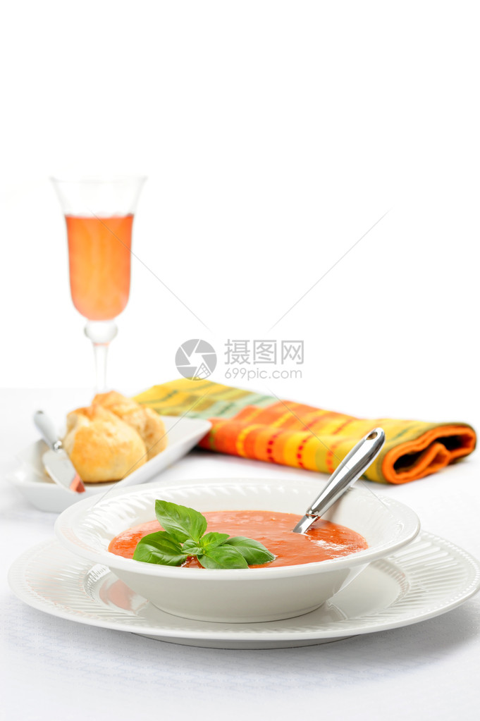 一碗美味的自制番茄和罗勒汤图片